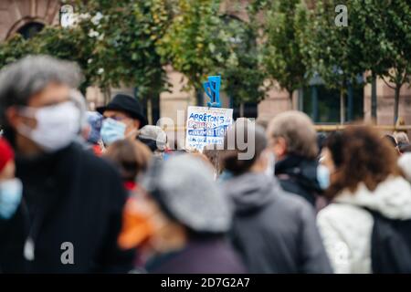 Straßburg, Frankreich - 19. Oktober 2020: Stoppen Sie die Isalmisierung während der Hommage an Geschichtslehrer Samuel Paty, enthauptet am 16. Oktober, nachdem er Karikaturen des Propheten Muhammad in der Klasse gezeigt hat Stockfoto