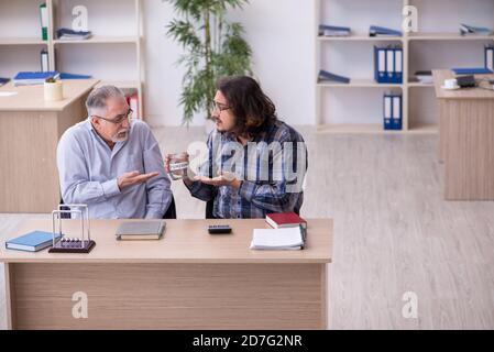 Zwei Mitarbeiter im Rentenkonzept Stockfoto