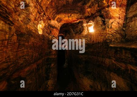 Alte enge unterirdische Passage in Sandstein bei alten unterirdischen Kloster Stockfoto