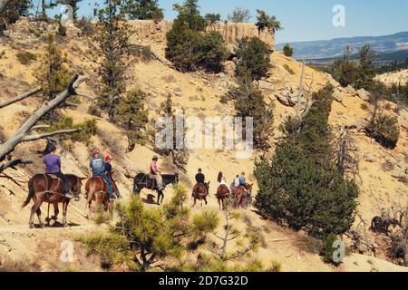 Bryce Canyon, Utah/USA - 12. Oktober 2020 Reiten im Bryce Canyon National Park. Touristen erkunden einzigartig schöne Landschaft Stockfoto