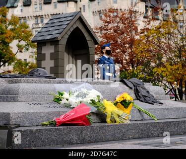 Ottawa, Kanada. 22. Oktober 2020. Blumensträuße auf Grab des unbekannten Soldaten am Kriegsdenkmal in Erinnerung an Corporal Nathan Cirillo gesetzt Stockfoto