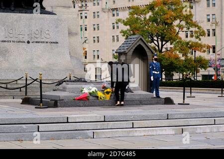 Ottawa, Kanada. 22. Oktober 2020. Blumensträuße auf Grab des unbekannten Soldaten am Kriegsdenkmal in Erinnerung an Corporal Nathan Cirillo gesetzt Stockfoto