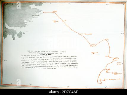 Das Textfeld lautet: Vize-Admiral Sir Doveton Sturdees Aktion vor den Falklandinseln 8. Dez 1914. Dieser Plan zeigt die Strecke gefolgt von HMS Invincible (Flaggschiff Capt P T H Beamish) und HMS Inflexible (Capt R F Phillimore) während einer Aktion, die um 1.0 Uhr begann und um 6.0 Uhr endete, was zum Untergang der deutschen Panzerkreuzer Scharnhorst führte (Flaggschiff von Vizeadmiral Graf von Spee) und Gseisnau. Die Leippsig wurde von HMS Cornwall (Capt W M Ellerton) und HMS Glasgow (Capt John Luce) in der näheren Umgebung engagiert und versenkt, auch der Nürnberg von der HMS Kent (Capt J D Allen). HMS Carnarvon (F Stockfoto