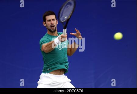 Belgrad. Oktober 2020. Der serbische Tennisspieler Novak Djokovic gibt den Ball bei einem offenen Training am 22. Oktober 2020 in Belgrad zurück. Kredit: Predrag Milosavljevic/Xinhua/Alamy Live Nachrichten Stockfoto