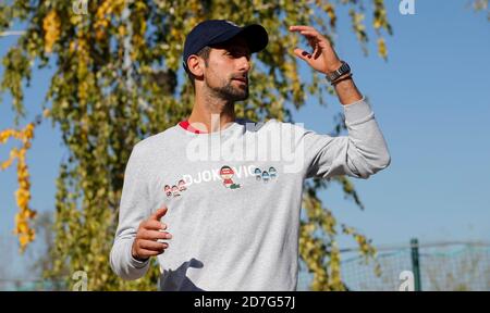 Belgrad. Oktober 2020. Der serbische Tennisspieler Novak Djokovic spricht während einer improvisierten Pressekonferenz nach seiner Trainingseinheit am 22. Oktober 2020 in Belgrad, Serbien. Kredit: Predrag Milosavljevic/Xinhua/Alamy Live Nachrichten Stockfoto