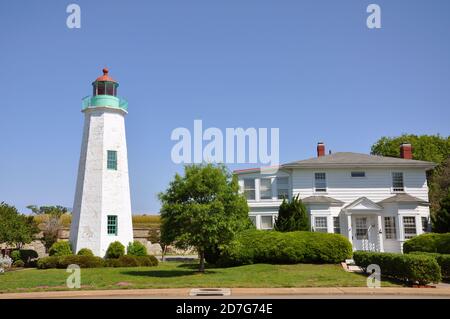 Old Point Comfort Leuchtturm und Keeper's Quarters in Fort Monroe, Chesapeake Bay, Virginia VA, USA. Stockfoto