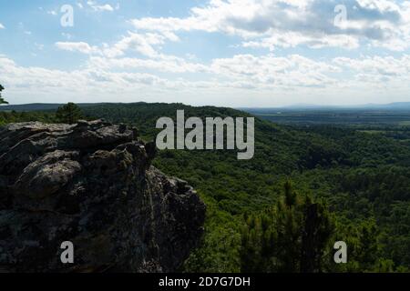 Wanderweg mit Blick auf den Berggipfel Stockfoto