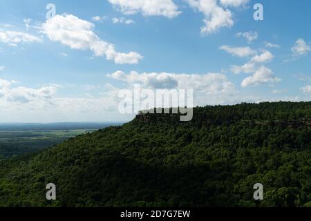 Wanderweg mit Blick auf den Berggipfel Stockfoto