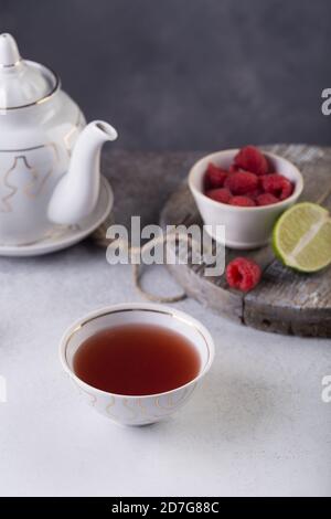 Morgens frischer Tee mit Waldbeeren und Limette. Konzept. Hochwertige Fotos Stockfoto