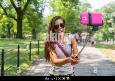 New York City Tourist macht Selfie-Stick Foto im Central Park, NYC. Glückliche Reise asiatische Mädchen selbst-Porträt-Bild mit Handy bei beliebt Stockfoto