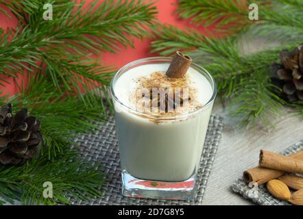 Eiernang Weihnachtscocktail mit geriebener Muskatnuss und Zimt. Traditionelles Weihnachtsgetränk. Warmes Weihnachtscocktail Stockfoto