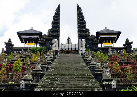 Besakih Tempel befindet sich in Karangasem Regency. Es ist Mutter des Hindu-Tempels. Heilig und voll mit gott atmosfer. Stockfoto