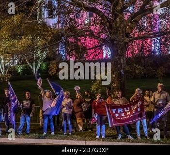 Nashville, Tennessee, USA. Oktober 2020. Trump-Anhänger versammeln sich außerhalb der Belmont University in Nashville, TN, zur letzten Präsidentschaftsdebatte am Donnerstag, 22. Oktober 2020. Quelle: Alan Poizner/ZUMA Wire/Alamy Live News Stockfoto