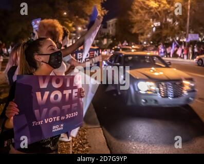 Nashville, Tennessee, USA. Oktober 2020. Trump-Demonstranten und -Anhänger versammeln sich vor der Belmont-Universität in Nashville, TN, zur abschließenden Präsidentendebatte am Donnerstag, 22. Oktober 2020. Quelle: Alan Poizner/ZUMA Wire/Alamy Live News Stockfoto