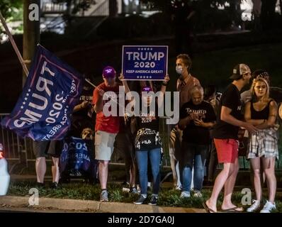 Nashville, Tennessee, USA. Oktober 2020. Trump-Demonstranten und -Anhänger versammeln sich vor der Belmont-Universität in Nashville, TN, zur abschließenden Präsidentendebatte am Donnerstag, 22. Oktober 2020. Quelle: Alan Poizner/ZUMA Wire/Alamy Live News Stockfoto