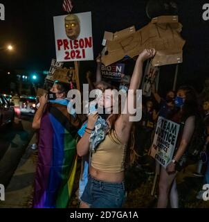 Nashville, Tennessee, USA. Oktober 2020. Trump-Demonstranten versammeln sich vor der Belmont-Universität in Nashville, TN, zur abschließenden Präsidentschaftsdebatte am Donnerstag, 22. Oktober 2020. Quelle: Alan Poizner/ZUMA Wire/Alamy Live News Stockfoto