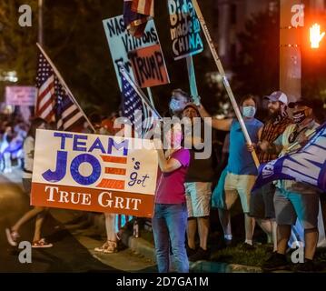 Nashville, Tennessee, USA. Oktober 2020. Trump-Demonstranten und -Anhänger versammeln sich vor der Belmont-Universität in Nashville, TN, zur abschließenden Präsidentendebatte am Donnerstag, 22. Oktober 2020. Quelle: Alan Poizner/ZUMA Wire/Alamy Live News Stockfoto