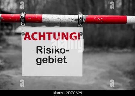 Schild mit der Aufschrift 'Risikobereich' (Risikogebiet). Aufgrund vieler neuer Coronainfektionen werden Bereiche als Risikobereiche ausgewiesen. Stockfoto