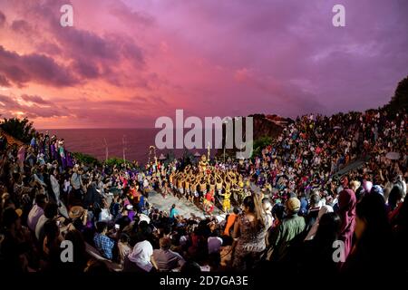 Historischer Kecak & Fire Tanz auf der Spitze der herrlichen Klippe in Uluwatu Gegend, Bali, Indonesien. Stockfoto