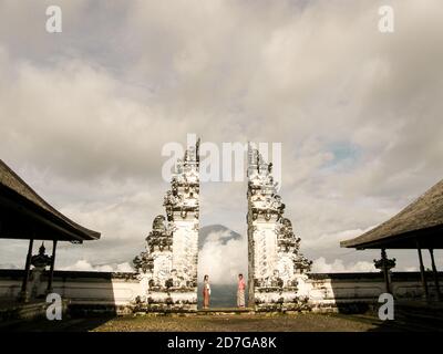 Der Lempuyang Tempel ist der höchste Tempel in Bali. Hier sehen Sie das berühmte Himmelstor mit Blick auf den Agung Vulkan, den größten Vulkan auf Bali Stockfoto