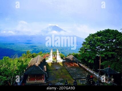 Der Lempuyang Tempel ist der höchste Tempel in Bali. Hier sehen Sie das berühmte Himmelstor mit Blick auf den Agung Vulkan, den größten Vulkan auf Bali Stockfoto