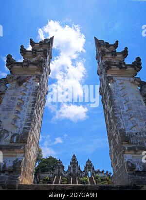 Der Lempuyang Tempel ist der höchste Tempel in Bali. Hier sehen Sie das berühmte Himmelstor mit Blick auf den Agung Vulkan, den größten Vulkan auf Bali Stockfoto