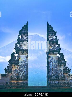 Der Lempuyang Tempel ist der höchste Tempel in Bali. Hier sehen Sie das berühmte Himmelstor mit Blick auf den Agung Vulkan, den größten Vulkan auf Bali Stockfoto