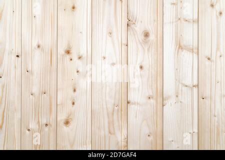 Holzwandstruktur, gelber Dielenhintergrund mit vertikalen Brettern. Nahaufnahme des Holzmusters, flache Lay-Textur. Stockfoto