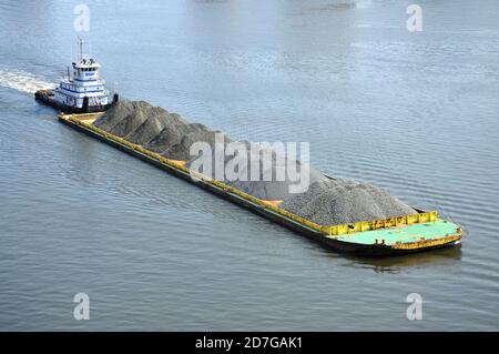 Barge auf dem Elizabeth River in Norfolk, Virginia VA, USA. Stockfoto