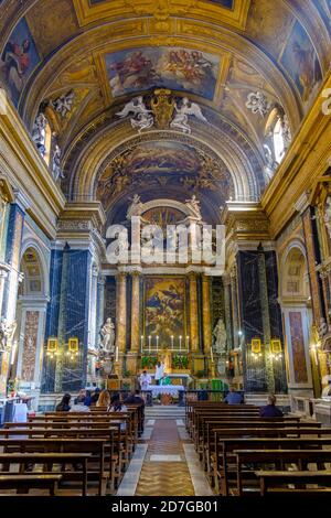 Inneres der Kirche der Heiligen Namen Jesu und Marias, Chiesa dei Santi Nomi di Gesù e Maria, Gewölbe, Barroque-Altar, Via del Corso, Rom, Italien Stockfoto