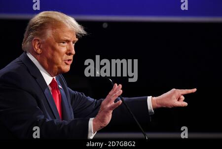Nashville, Usa. Oktober 2020. Der republikanische Präsidentschaftskandidat Donald Trump spricht während der abschließenden Präsidentschaftsdebatte mit dem demokratischen Präsidentschaftskandidaten, dem ehemaligen Vizepräsidenten Joe Biden, am Donnerstag, dem 22. Oktober 2020, auf dem Campus der Belmont University in Nashville, Tennessee. Foto von Kevin Dietsch/UPI Kredit: UPI/Alamy Live News Stockfoto