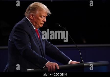 Nashville, Vereinigte Staaten Von Amerika. Oktober 2020. Der republikanische Präsidentschaftskandidat Donald Trump nimmt am Donnerstag, den 22. Oktober 2020, an der abschließenden Präsidentschaftsdebatte mit dem demokratischen Präsidentschaftskandidaten Joe Biden auf dem Campus der Belmont University in Nashville, Tennessee, Teil. Quelle: Kevin Dietsch/Pool via CNP, weltweite Nutzung Quelle: dpa/Alamy Live News Stockfoto