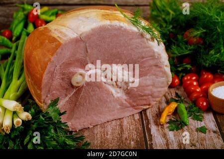 Ganze und gekochte Schinken mit Rettich, Frühlingszwiebel, Dill und Salz . Stockfoto