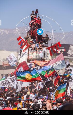 SANTIAGO, CHILE-18. OKTOBER 2020 - Menschen plazierten ein riesiges Auge mit Blut auf die Hauptstatue der Plaza Dignidad (ehemalige Plaza Italia), um der zu gedenken Stockfoto