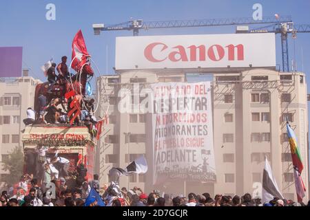 SANTIAGO, CHILE-18. OKTOBER 2020 - Menschen plazierten ein riesiges Auge mit Blut auf die Hauptstatue der Plaza Dignidad (ehemalige Plaza Italia), um der zu gedenken Stockfoto