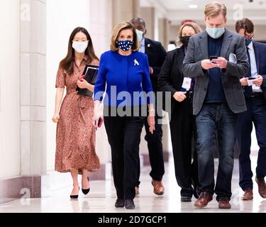 Washington, Usa. Oktober 2020. House-Sprecherin Nancy Pelosi (D-CA) sah, wie sie ihre wöchentliche Pressekonferenz verließ. Kredit: SOPA Images Limited/Alamy Live Nachrichten Stockfoto