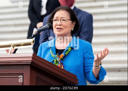 Washington, Usa. Oktober 2020. US-Senator Mazie Hirono (D-HI) spricht auf einer Pressekonferenz mit den Justizdemokraten des Senats gegen die Nominierung von Amy Coney Barrett. Kredit: SOPA Images Limited/Alamy Live Nachrichten Stockfoto