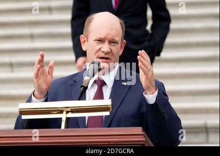 Washington, Usa. Oktober 2020. US-Senator Chris Coons (D-DE) spricht auf einer Pressekonferenz mit den Justizdemokraten des Senats gegen die Nominierung von Amy Coney Barrett. Kredit: SOPA Images Limited/Alamy Live Nachrichten Stockfoto