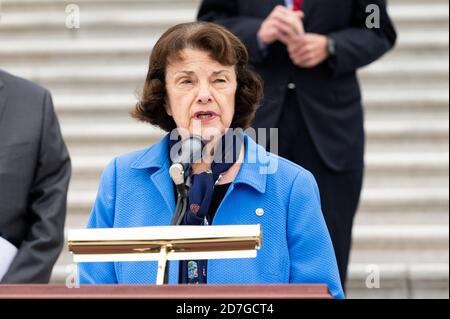 Washington, Usa. Oktober 2020. US-Senatorin Dianne Feinstein (D-CA) spricht auf einer Pressekonferenz mit den Justizdemokraten des Senats gegen die Nominierung von Amy Coney Barrett. Kredit: SOPA Images Limited/Alamy Live Nachrichten Stockfoto