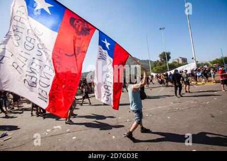 SANTIAGO, CHILE-18. OKTOBER 2020 - Demonstrator schwenkt chilenische Flaggen während eines Protestes an der Plaza Italia in Santiago, Chile Stockfoto