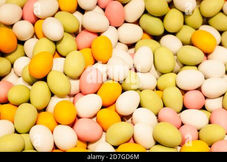 Viele Eier in verschiedenen Farben zu Ostern Stockfoto