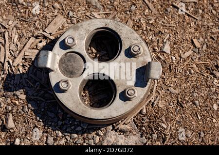 Ein dicker Metalldeckel mit Löchern darin Stockfoto