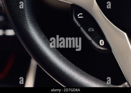 Telefonbedienfeld am Lenkrad im modernen Auto Stockfotografie - Alamy