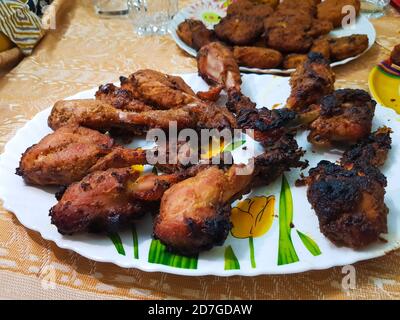 High-Angle-Schuss von gebratenen Hähnchen Drumsticks Stockfoto