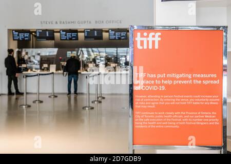 Toronto, Ontario, Kanada. September 2020. Covid 19 Maßnahmen Zeichen bei TIFF Bell Lightbox, die fast leer ist während 2020 Toronto International Film Festival, vor allem ein virtuelles Festival in diesem Jahr. Quelle: Shawn Goldberg/SOPA Images/ZUMA Wire/Alamy Live News Stockfoto