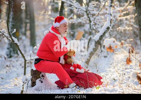 Der Weihnachtsmann las die Wunschliste. Frohes neues Jahr. Stockfoto