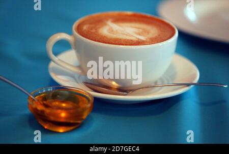 Foto große leckeren Kaffee mit einem Herzen in einem Café Stockfoto