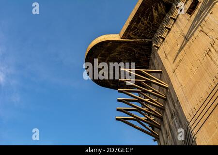 Alter Flakturm im Augarten in Wien, Österreich. Luftabwehrturm des Zweiten Weltkriegs Stockfoto