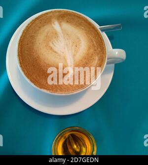 Foto große leckeren Kaffee mit einem Herzen in einem Café Stockfoto