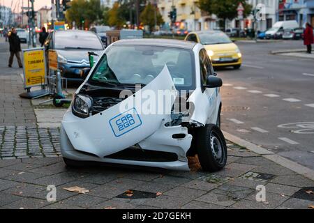 Berlin, Deutschland. Oktober 2020. Nach einem Unfall wird auf dem Bürgersteig ein Carsharing-Auto geparkt. Quelle: Gerald Matzka/dpa-Zentralbild/ZB/dpa/Alamy Live News Stockfoto